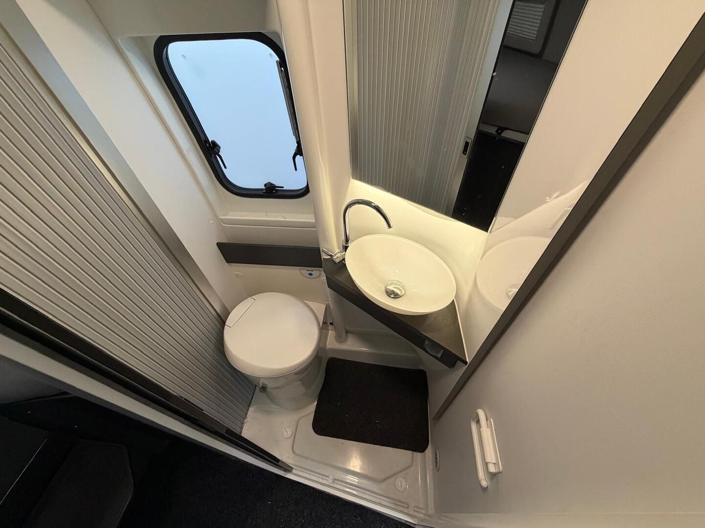 Adria Twin 640 SLB Supreme 2.3 Mjet 150hv ** JUURI TULLUT, VETOKOUKKU, AURINKOPANEELI **, kuva 8