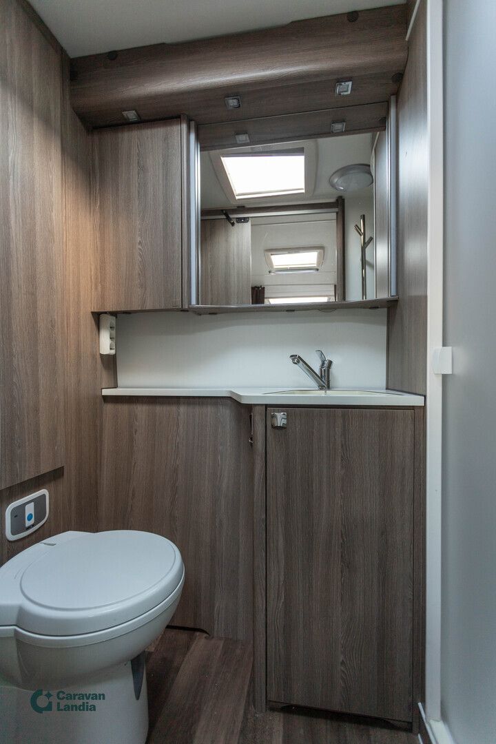 Kabe Royal 600 ETDL KS ** ERILLISVUOTEET, POIKITTAINEN KYLPYHUONE TAKANA, HUIPPU VARUSTELTU **, kuva 14