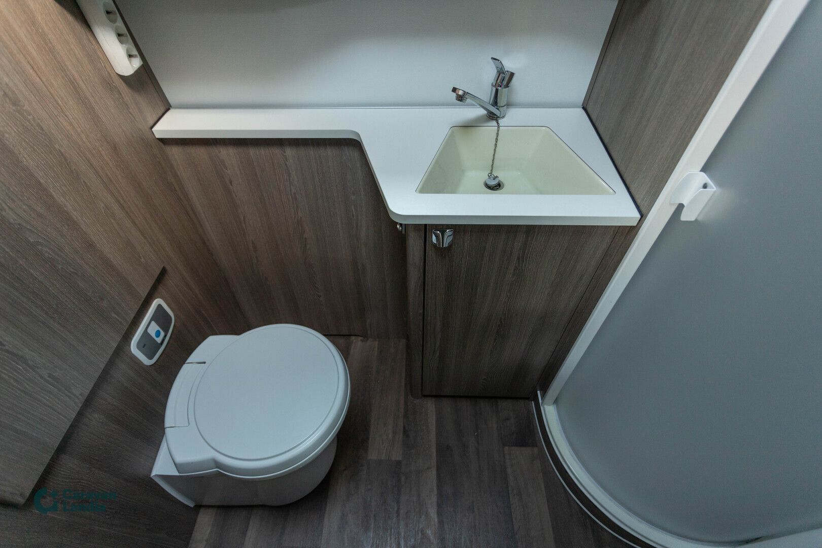 Kabe Royal 600 ETDL KS ** ERILLISVUOTEET, POIKITTAINEN KYLPYHUONE TAKANA, HUIPPU VARUSTELTU **, kuva 15
