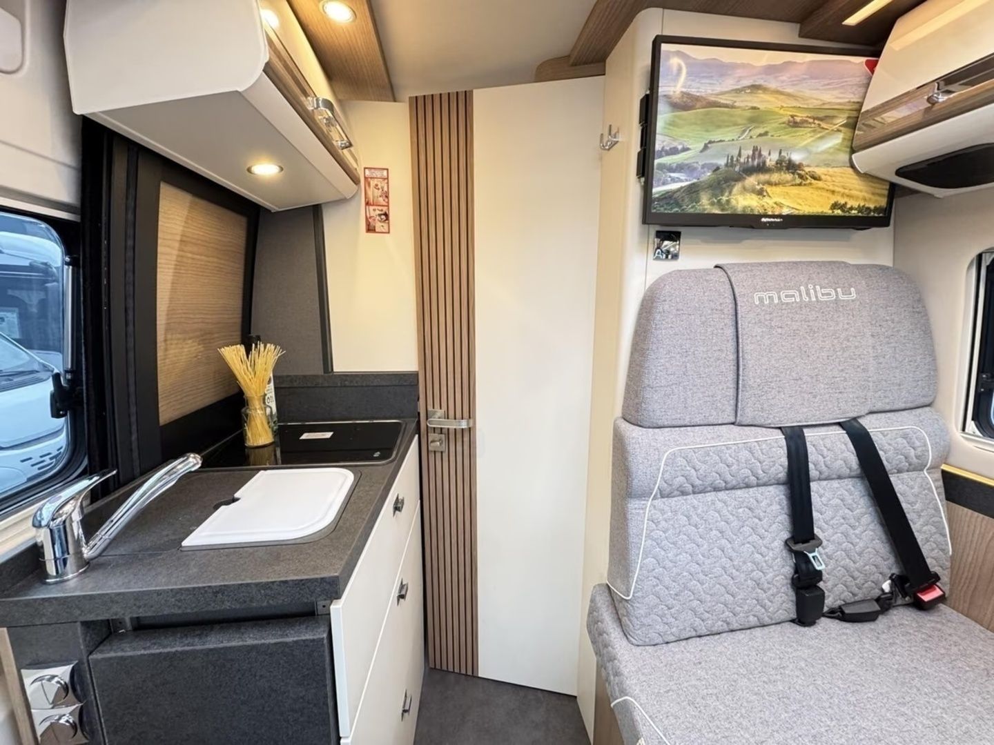 Malibu Genius 641 LE 417 CDI 170 hv ** HARVOIN TARJOLLA, UUTTA VASTAAVA, ERILLISVUOTEET, HUIPPU-VARUSTELTU **, kuva 5