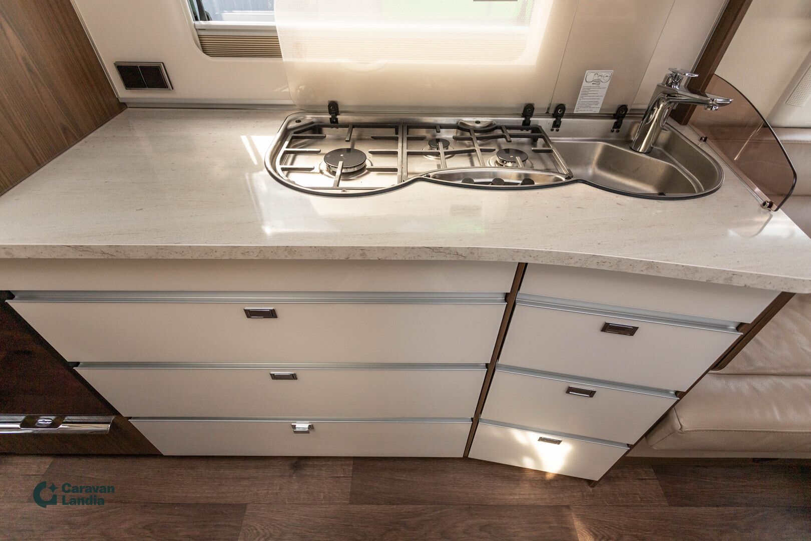 Hymer Eriba Nova S 620 Active Tourer **ALDE, ERILLISVUOTEET, MOVER, ILMASTOINTI, MIKRO, PP-TELINE**, kuva 9