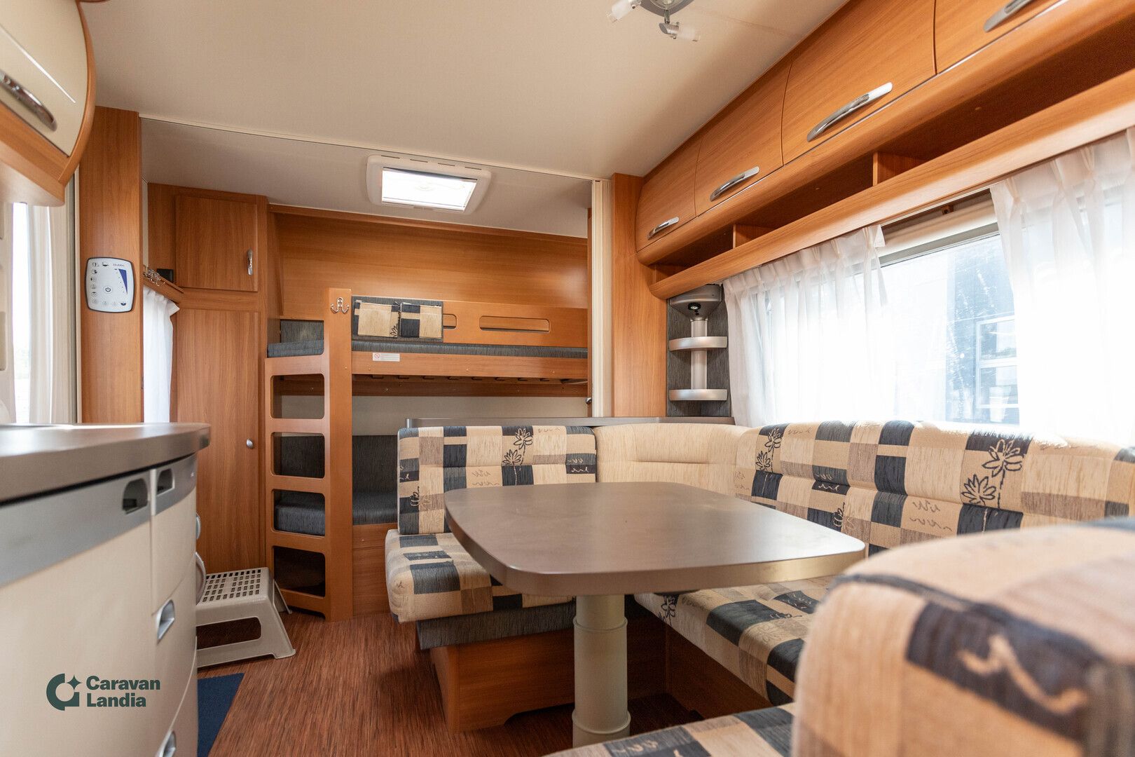 Hobby 560 KMFe Deluxe ** TRUMA, PITKITTÄINEN-PARIVUODE, KERROSSÄNKY, PYÖRÄTELINE **, kuva 11