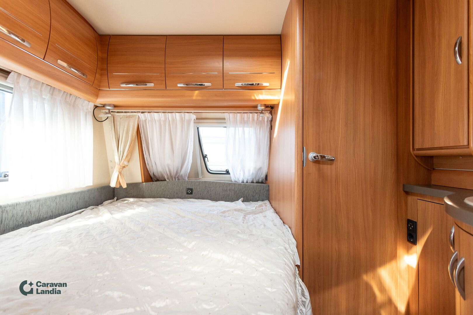Hobby 560 KMFe Deluxe ** TRUMA, PITKITTÄINEN-PARIVUODE, KERROSSÄNKY, PYÖRÄTELINE **, kuva 13