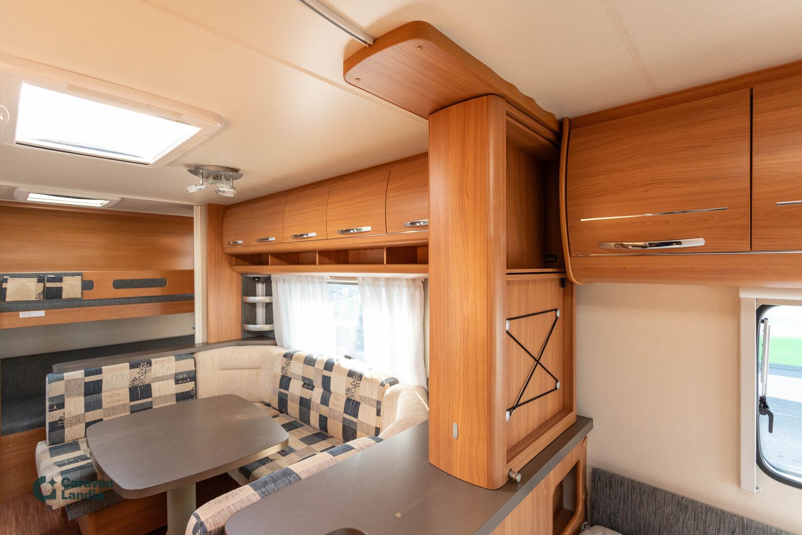 Hobby 560 KMFe Deluxe ** TRUMA, PITKITTÄINEN-PARIVUODE, KERROSSÄNKY, PYÖRÄTELINE **, kuva 14