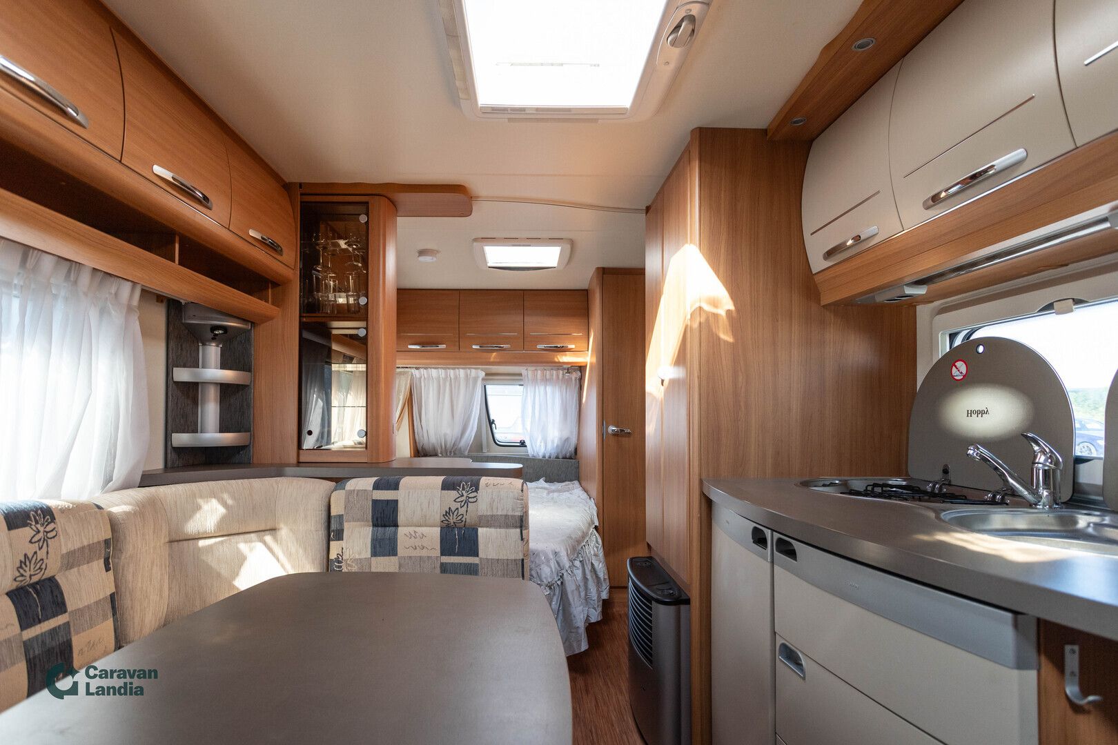 Hobby 560 KMFe Deluxe ** TRUMA, PITKITTÄINEN-PARIVUODE, KERROSSÄNKY, PYÖRÄTELINE **, kuva 6