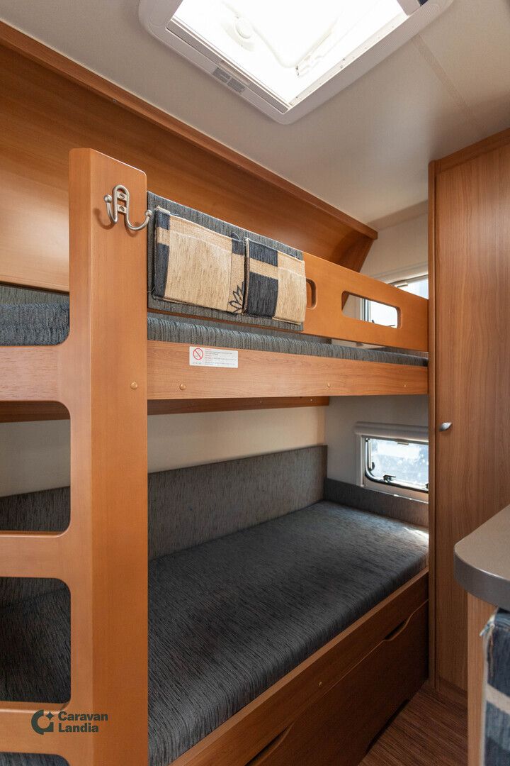 Hobby 560 KMFe Deluxe ** TRUMA, PITKITTÄINEN-PARIVUODE, KERROSSÄNKY, PYÖRÄTELINE **, kuva 8