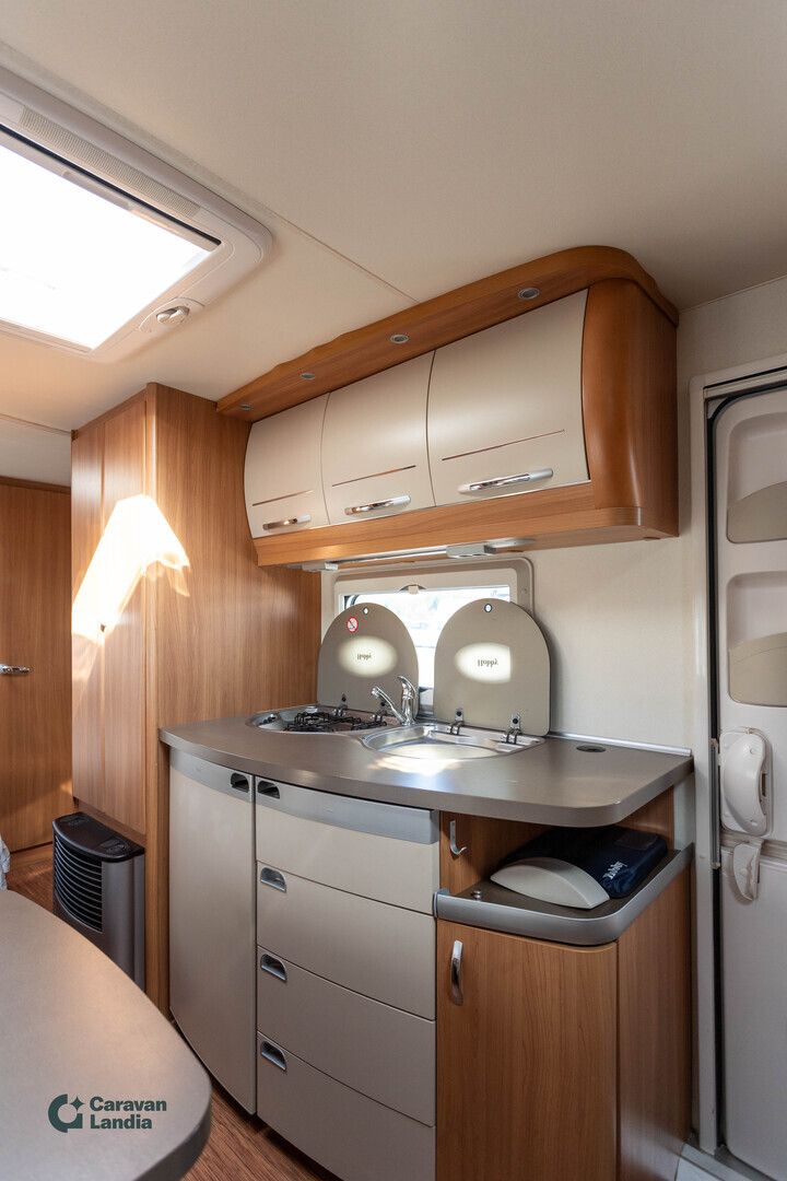 Hobby 560 KMFe Deluxe ** TRUMA, PITKITTÄINEN-PARIVUODE, KERROSSÄNKY, PYÖRÄTELINE **, kuva 9
