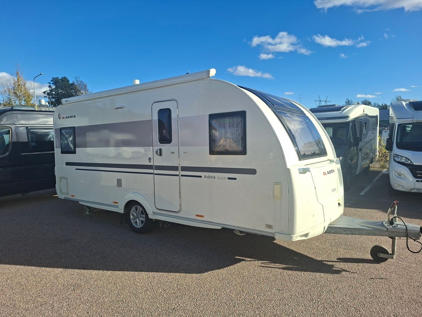 Adria Adora 522 UP **ALDE, PITKITTÄINEN-PARIVUODE, ILMASTOINTI, MOVER, MARKIISI**, kuva 1