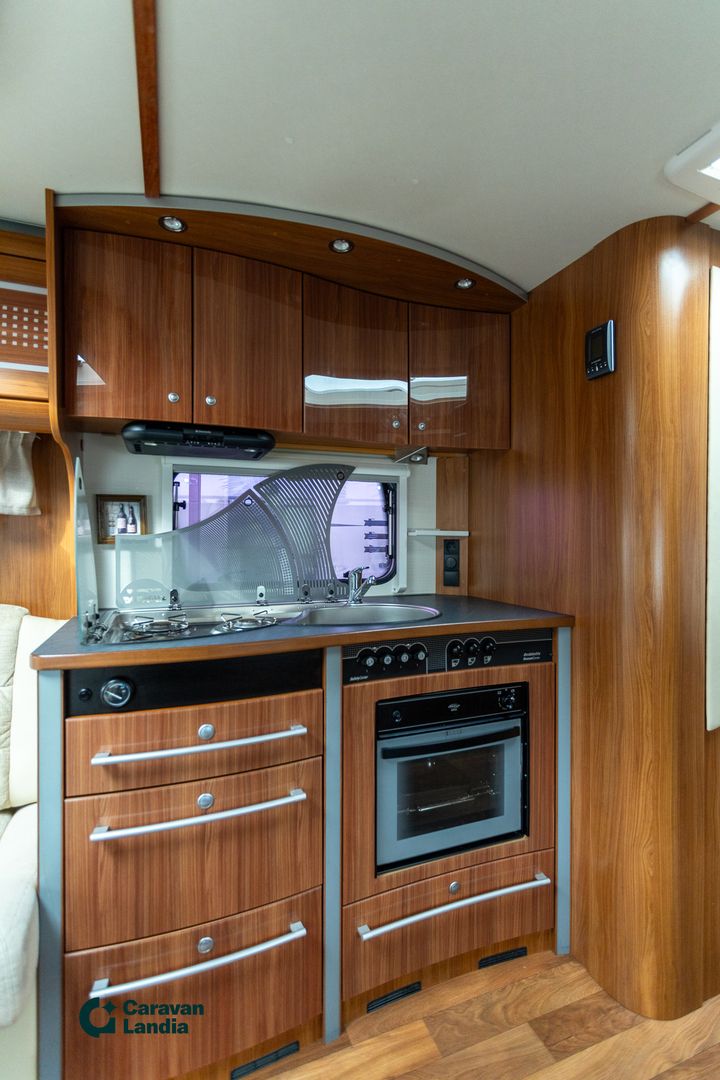 Dethleffs Exclusiv 675 DB Emotion VIP ** ALDE (KAASU/SÄHKÖ), PITKITTÄINEN-PARIVUODE, KAASU-UUNI **, kuva 10