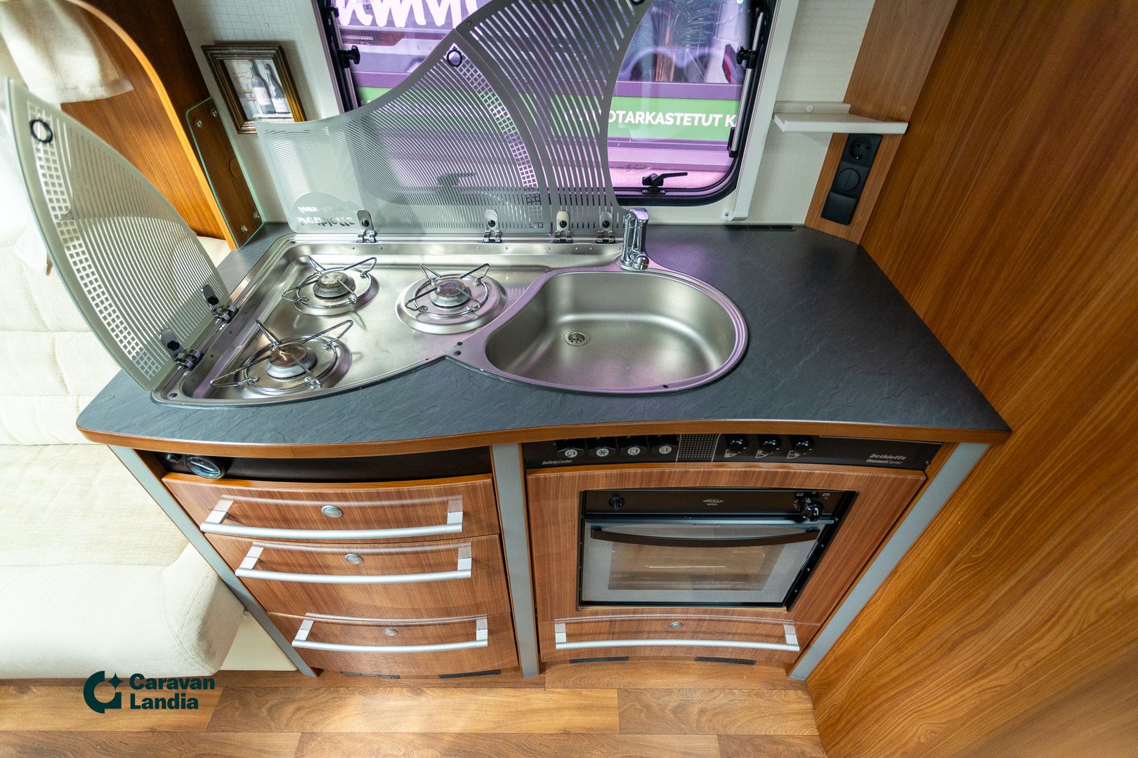 Dethleffs Exclusiv 675 DB Emotion VIP ** ALDE (KAASU/SÄHKÖ), PITKITTÄINEN-PARIVUODE, KAASU-UUNI **, kuva 11