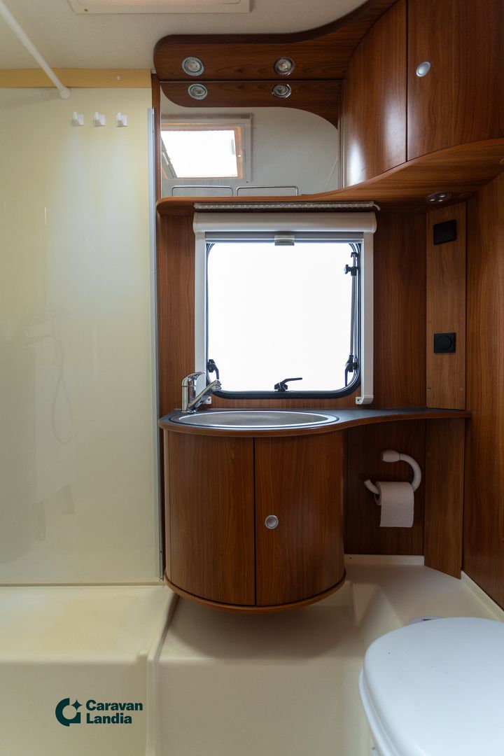 Dethleffs Exclusiv 675 DB Emotion VIP ** ALDE (KAASU/SÄHKÖ), PITKITTÄINEN-PARIVUODE, KAASU-UUNI **, kuva 16