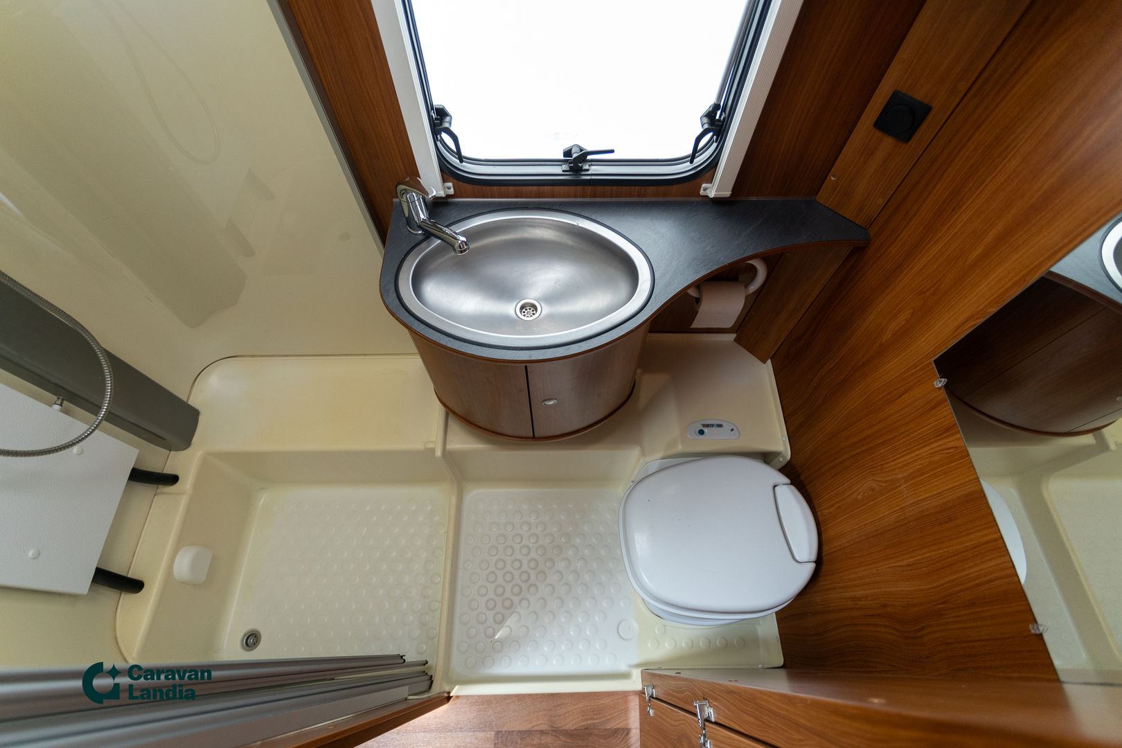 Dethleffs Exclusiv 675 DB Emotion VIP ** ALDE (KAASU/SÄHKÖ), PITKITTÄINEN-PARIVUODE, KAASU-UUNI **, kuva 17