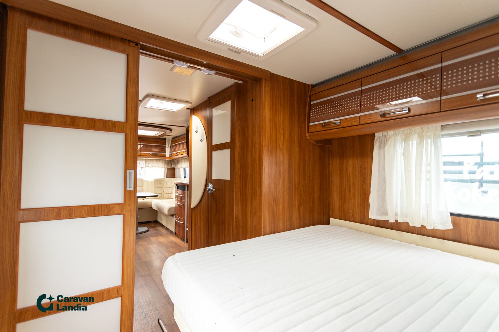 Dethleffs Exclusiv 675 DB Emotion VIP ** ALDE (KAASU/SÄHKÖ), PITKITTÄINEN-PARIVUODE, KAASU-UUNI **, kuva 19