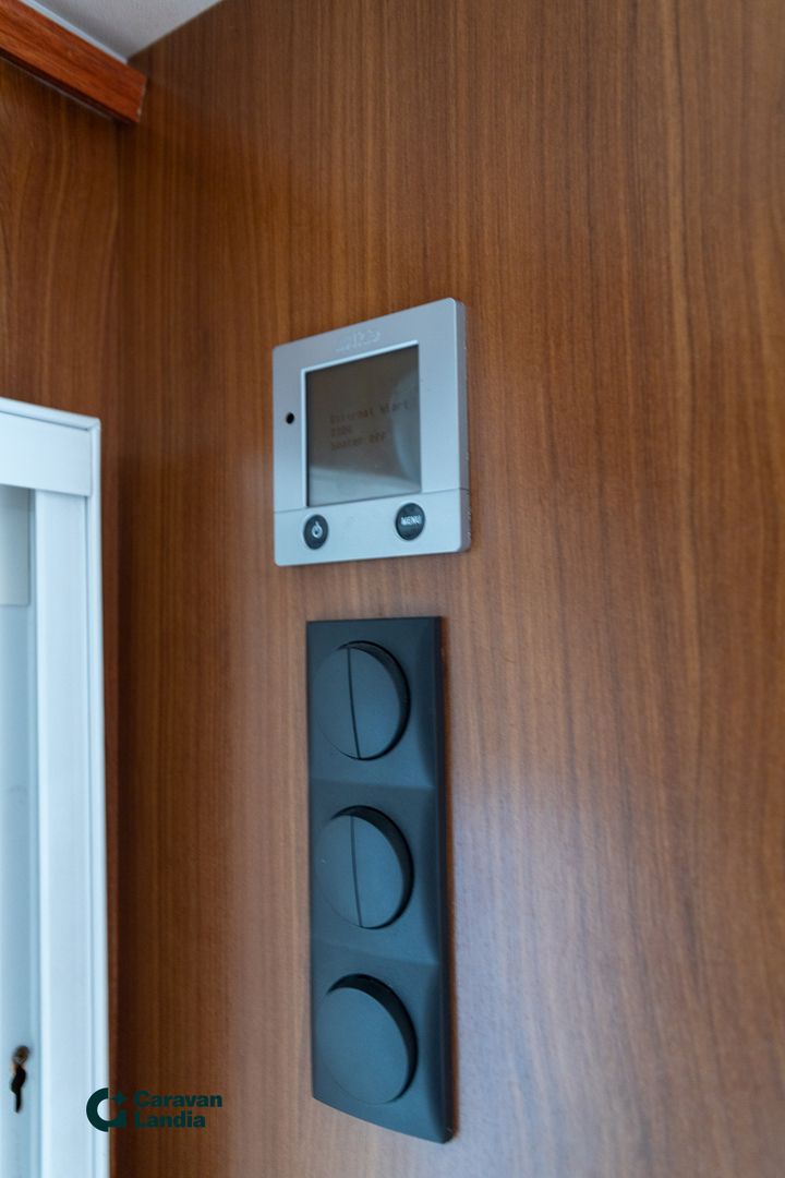 Dethleffs Exclusiv 675 DB Emotion VIP ** ALDE (KAASU/SÄHKÖ), PITKITTÄINEN-PARIVUODE, KAASU-UUNI **, kuva 20