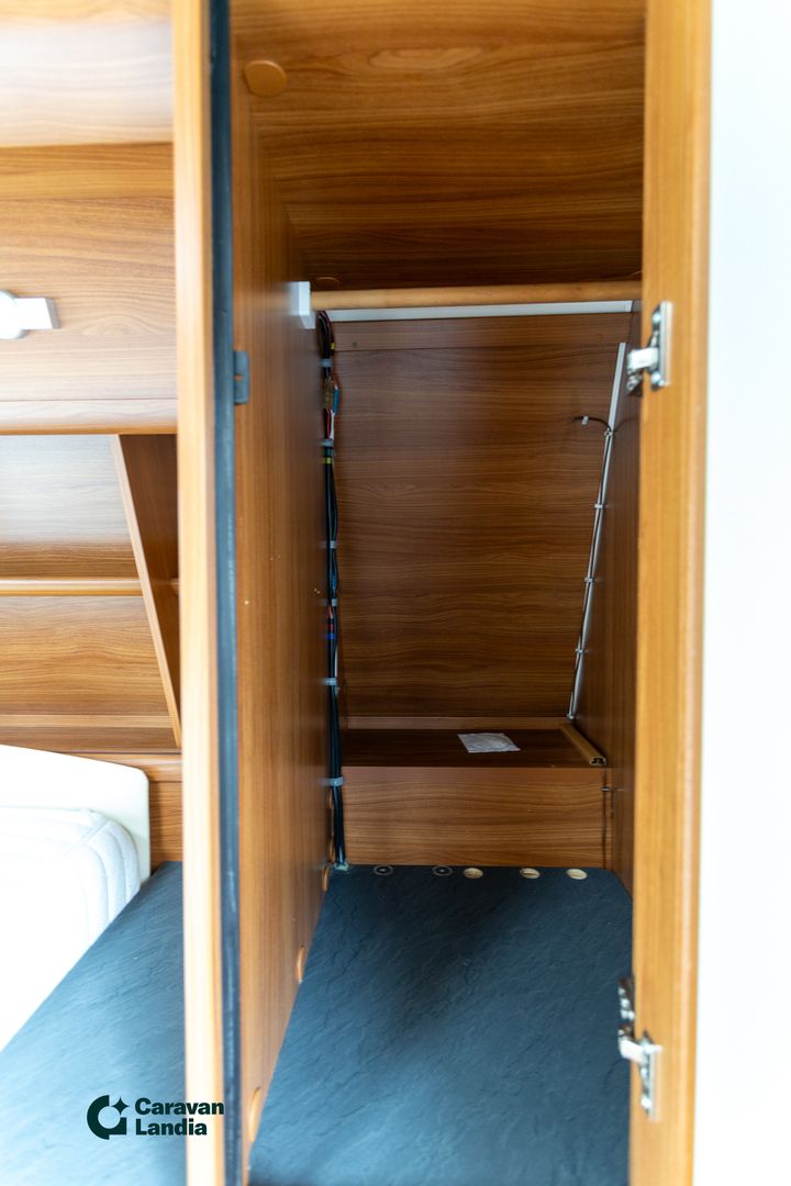 Dethleffs Exclusiv 675 DB Emotion VIP ** ALDE (KAASU/SÄHKÖ), PITKITTÄINEN-PARIVUODE, KAASU-UUNI **, kuva 23