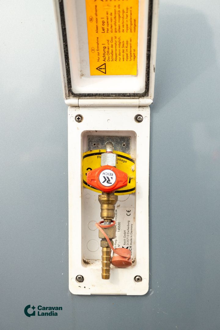 Dethleffs Exclusiv 675 DB Emotion VIP ** ALDE (KAASU/SÄHKÖ), PITKITTÄINEN-PARIVUODE, KAASU-UUNI **, kuva 24
