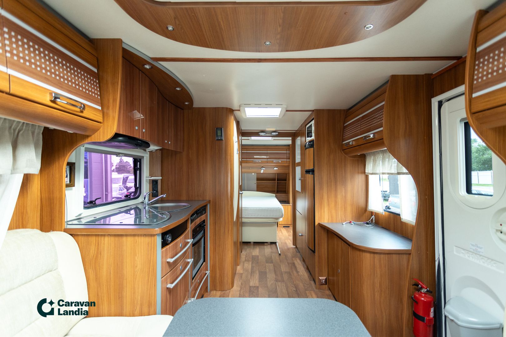 Dethleffs Exclusiv 675 DB Emotion VIP ** ALDE (KAASU/SÄHKÖ), PITKITTÄINEN-PARIVUODE, KAASU-UUNI **, kuva 6