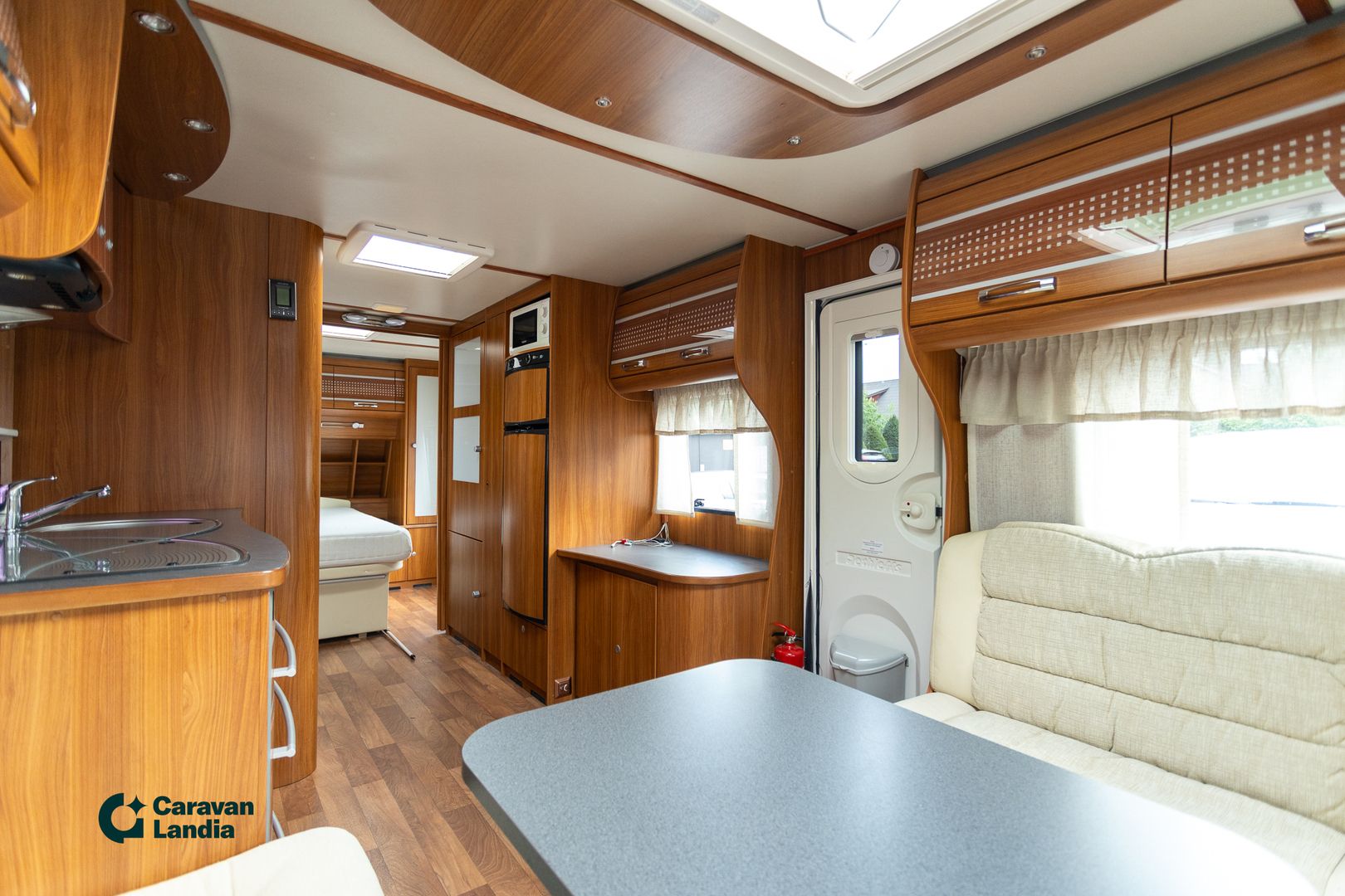 Dethleffs Exclusiv 675 DB Emotion VIP ** ALDE (KAASU/SÄHKÖ), PITKITTÄINEN-PARIVUODE, KAASU-UUNI **, kuva 7
