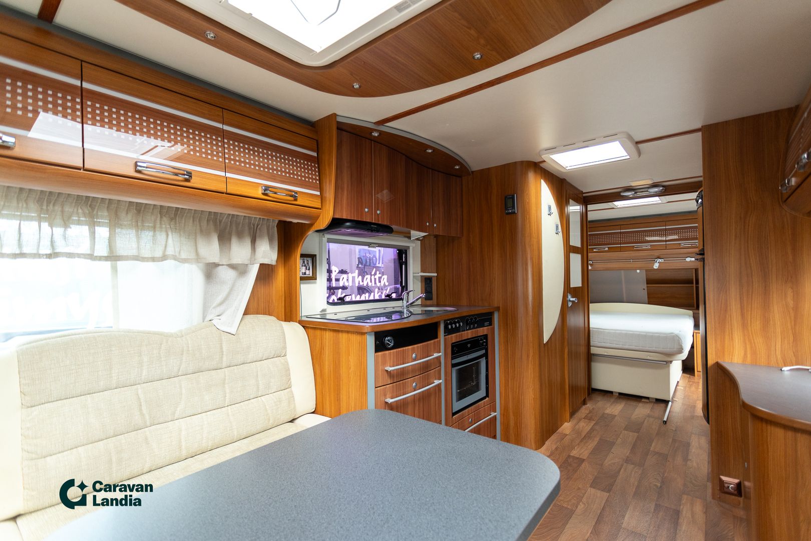 Dethleffs Exclusiv 675 DB Emotion VIP ** ALDE (KAASU/SÄHKÖ), PITKITTÄINEN-PARIVUODE, KAASU-UUNI **, kuva 8