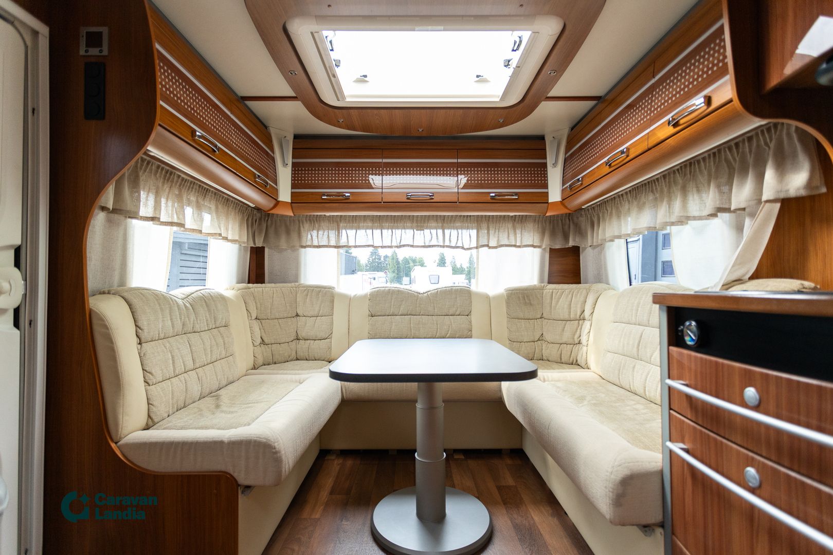 Dethleffs Exclusiv 675 DB Emotion VIP ** ALDE (KAASU/SÄHKÖ), PITKITTÄINEN-PARIVUODE, KAASU-UUNI **, kuva 9