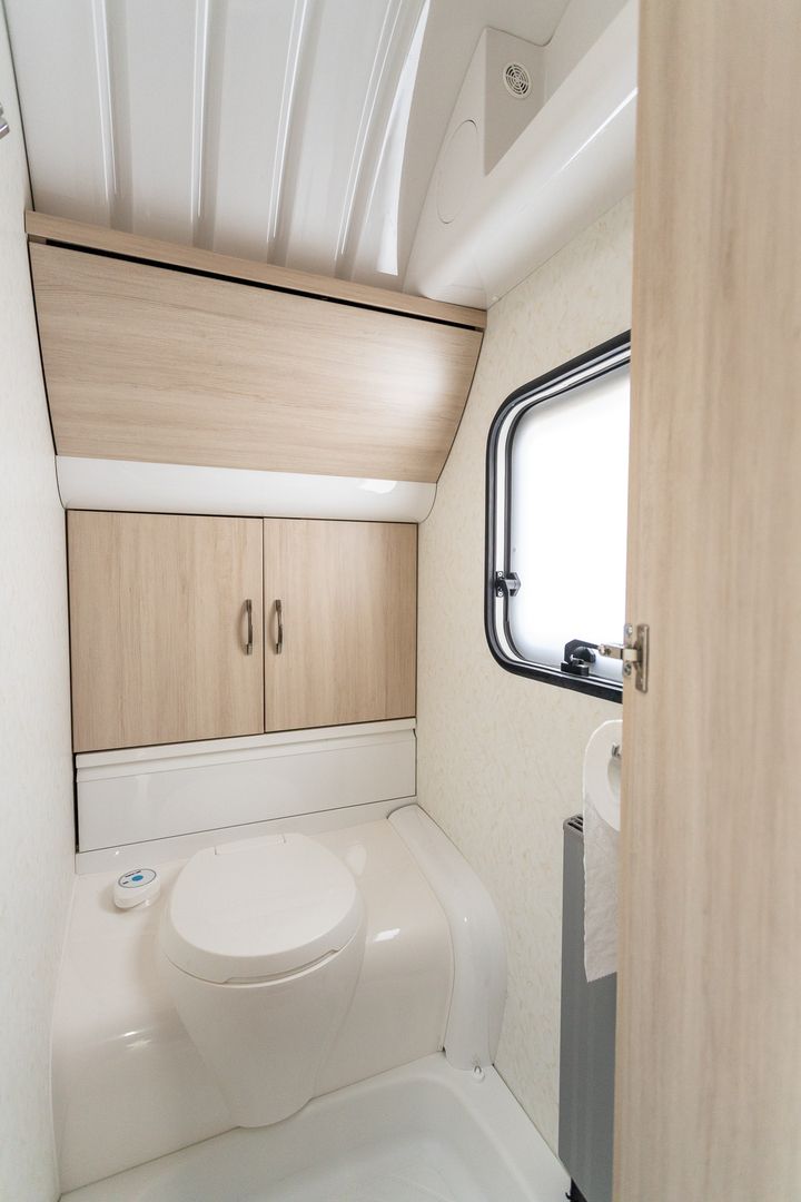 Hobby 650 KMFe De Luxe Edition **ALDE (KAASU/SÄHKÖ), 2-KERROSVUOTEET, 2xISTUINRYHMÄ **, kuva 18