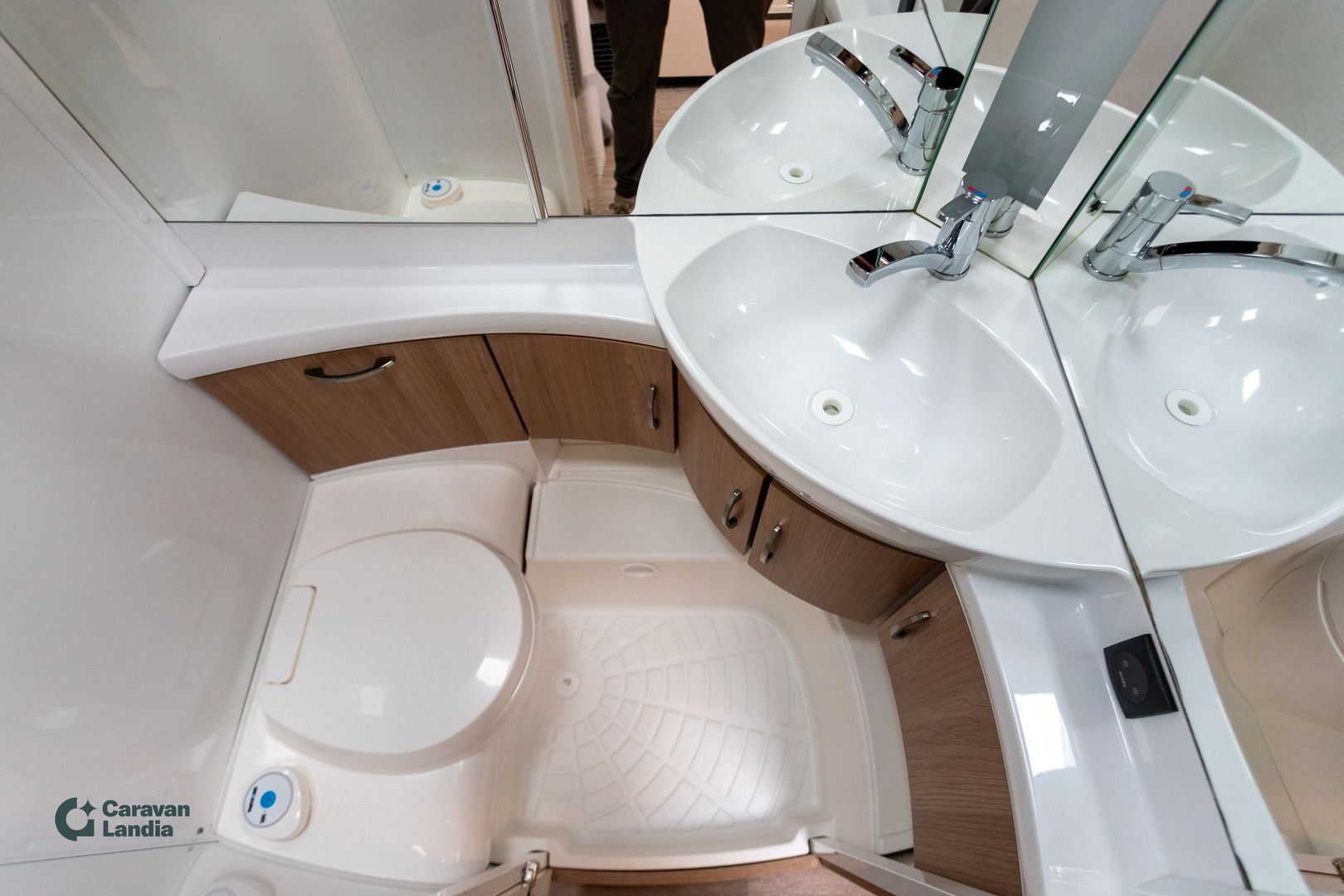 Hobby Excellent 620 CL **ALDE, ERILLISVUOTEET, ILMASTOINTI, AURINKOPANEELI, LATTIALÄMMITYS, PULLONVAIHTAJA**, kuva 13