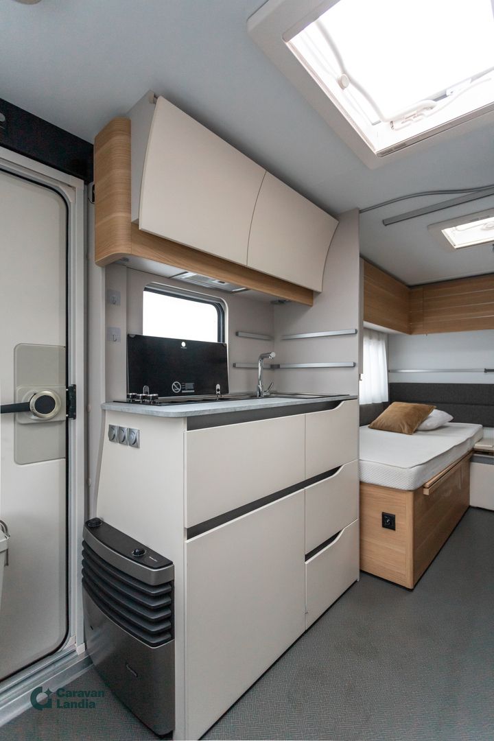 Adria Adora 502 UL ** TRUMA-SÄHKÖPATRUUNA, ERILLISVUOTEET, ISO-PÖYTÄRYHMÄ **, kuva 10
