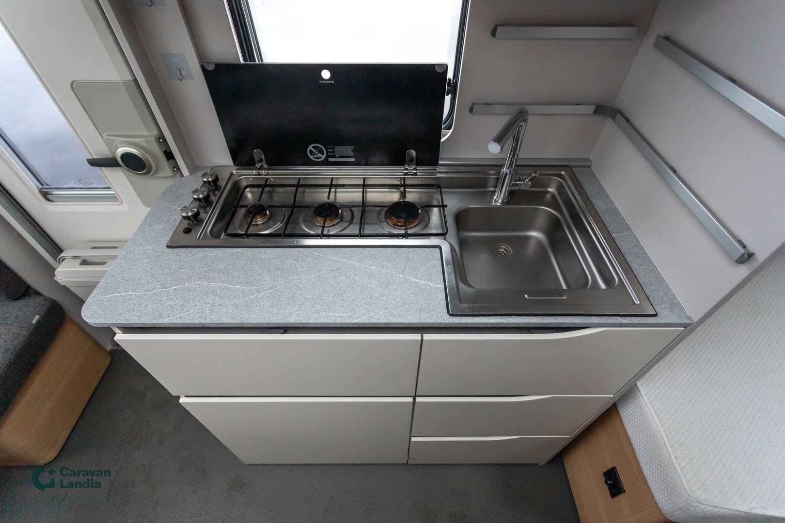 Adria Adora 502 UL ** TRUMA-SÄHKÖPATRUUNA, ERILLISVUOTEET, ISO-PÖYTÄRYHMÄ **, kuva 11