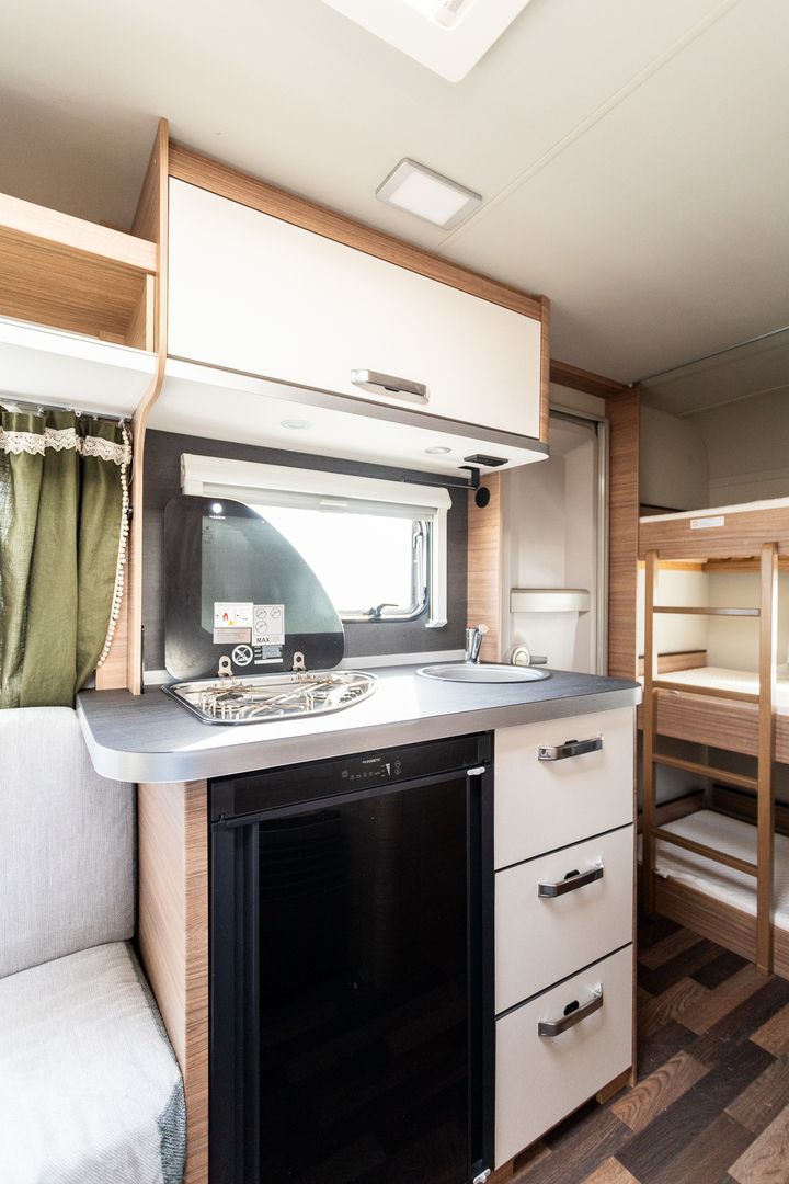 Weinsberg CaraOne 400LK ** TRUMA (KAASU/SÄHKÖ, 3-KERROSVUOTEET, VASTAKKAINEN ISTUINRYHMÄ **, kuva 10
