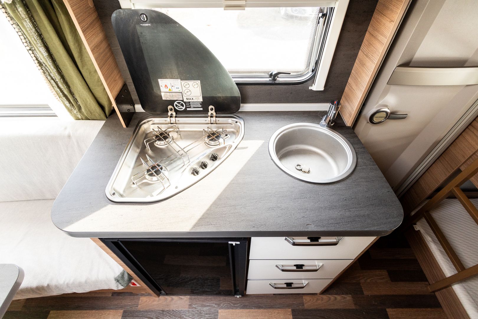 Weinsberg CaraOne 400LK ** TRUMA (KAASU/SÄHKÖ, 3-KERROSVUOTEET, VASTAKKAINEN ISTUINRYHMÄ **, kuva 11