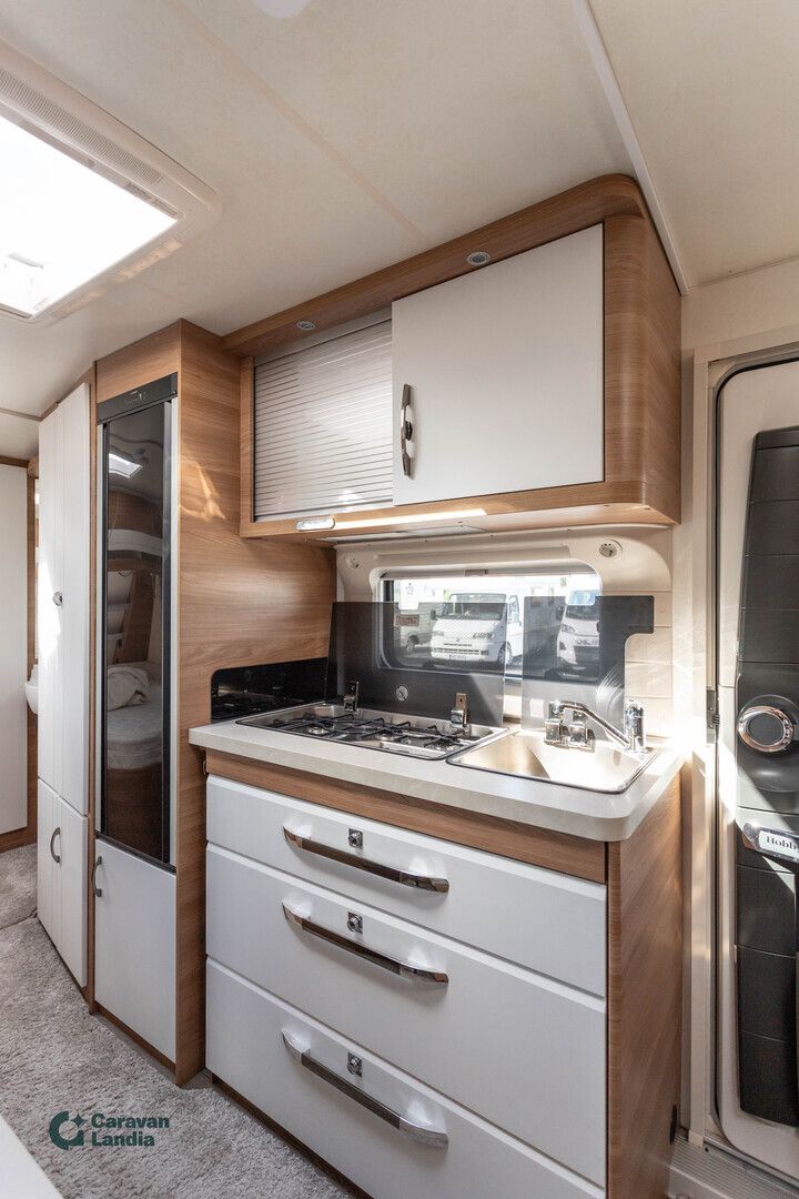 Hobby 560 KMFe Deluxe ** ALDE, PITKITTÄINEN-PARIVUODE, KERROSVUODE, ILMASTOINTI **, kuva 9