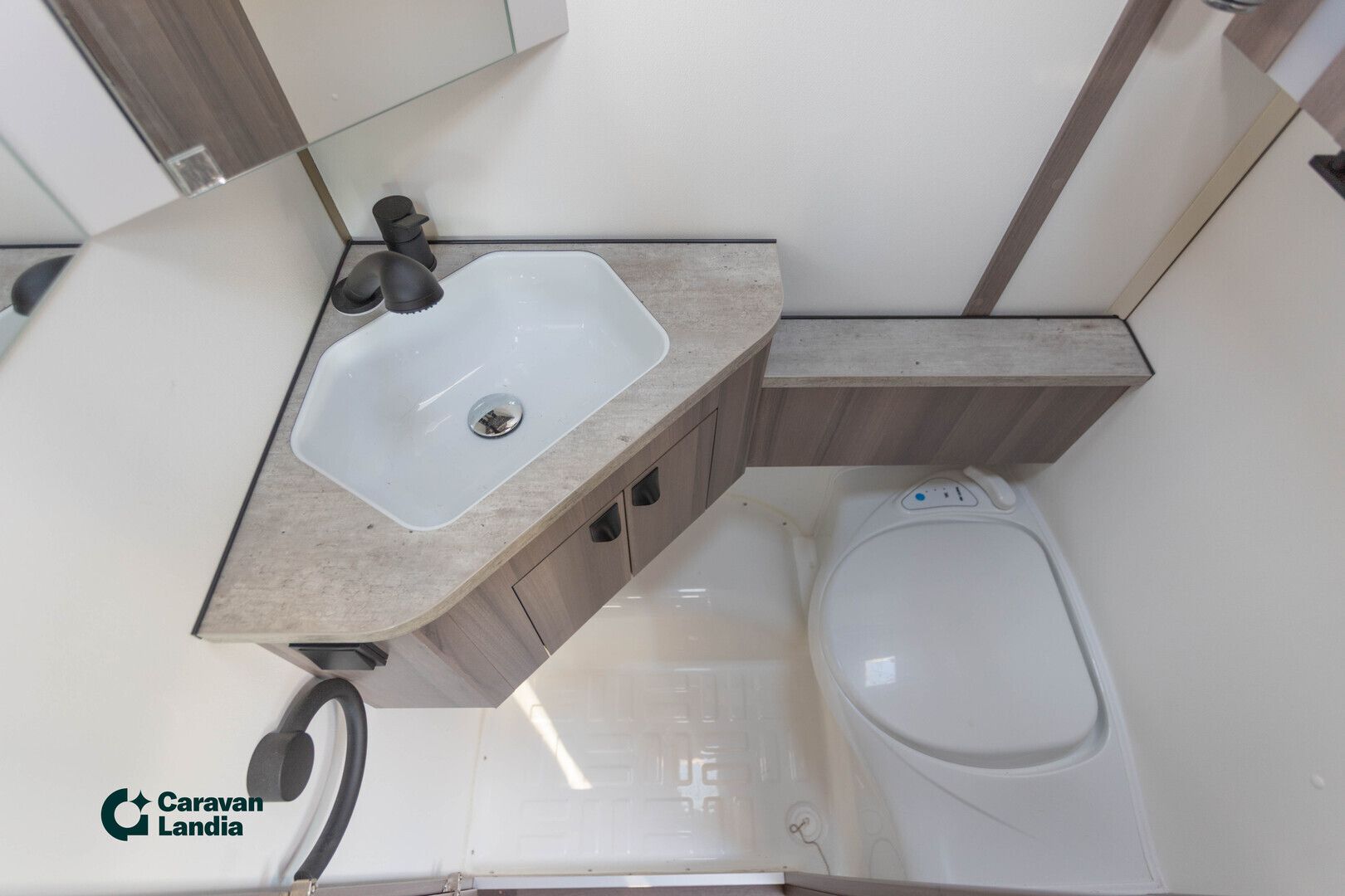 Kabe Estate 470 GLE ** KUIN UUSI, ALDE, NESTEKIERTOINEN LATTIALÄMMITYS **, kuva 13