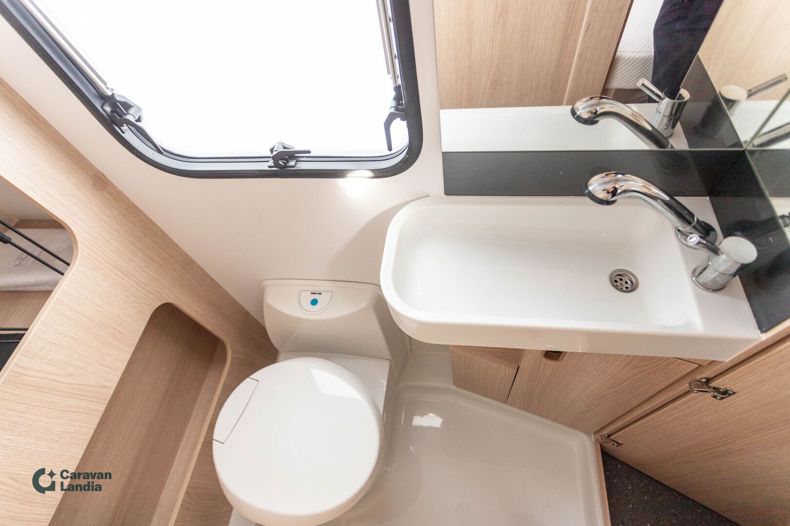 Adria Aviva 472 PK ** TRUMA, KERROSVUODE, PARIVUODE, ILMASTOINTI **, kuva 15