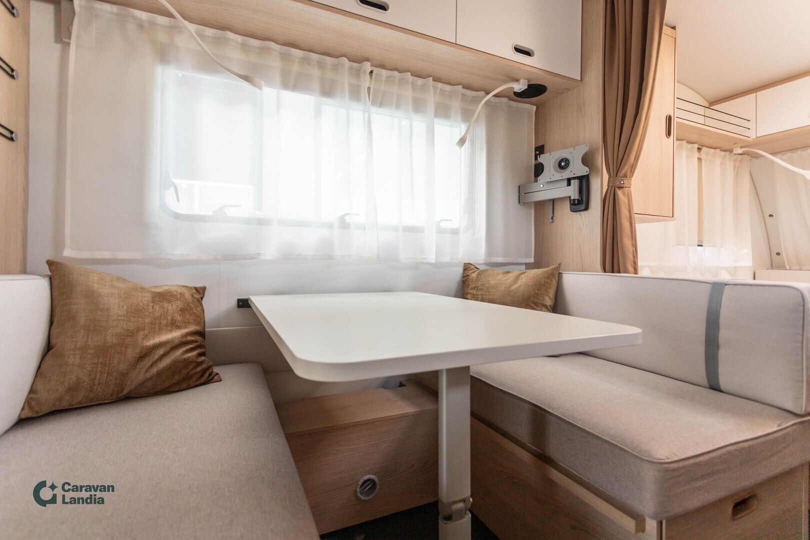 Adria Aviva 472 PK ** TRUMA, KERROSVUODE, PARIVUODE, ILMASTOINTI **, kuva 7