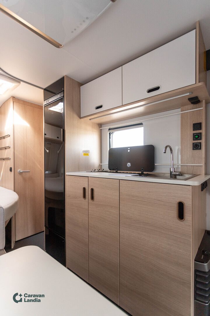 Adria Aviva 472 PK ** TRUMA, KERROSVUODE, PARIVUODE, ILMASTOINTI **, kuva 9