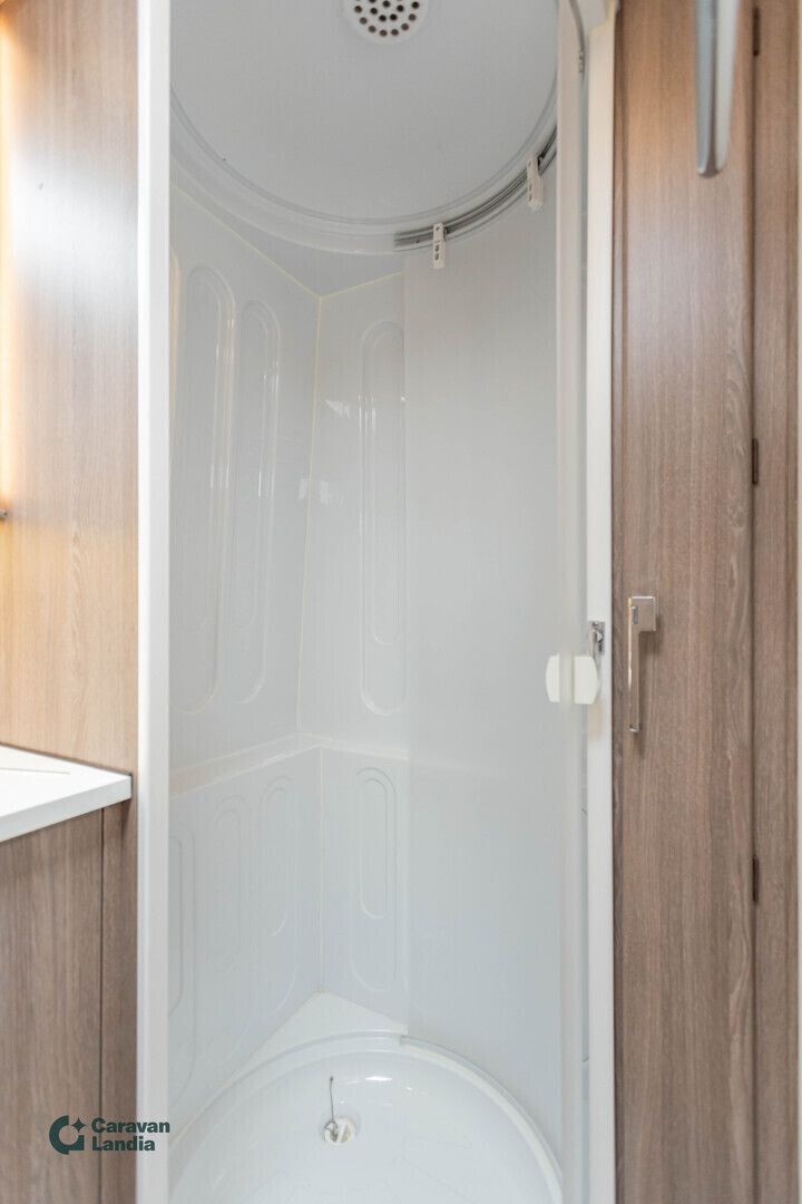 Kabe Imperial 740 ETDL KS **HUIPPUTYYLIKÄS, ALDE, SAAREKEVUODE, ILMASTOINTI, TAKA-WC**, kuva 14