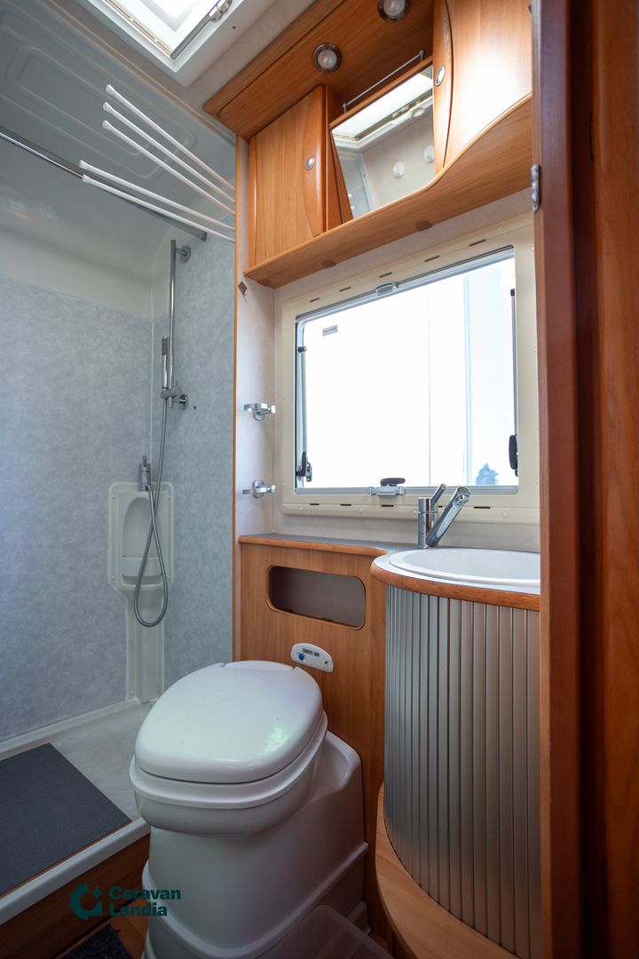 Adria Izola S687 SP 2.5 dCI 115hv ** TRUMA(KAASU/SÄHKÖ), PARIVUODE PITKITTÄIN, MARKIISI **, kuva 16