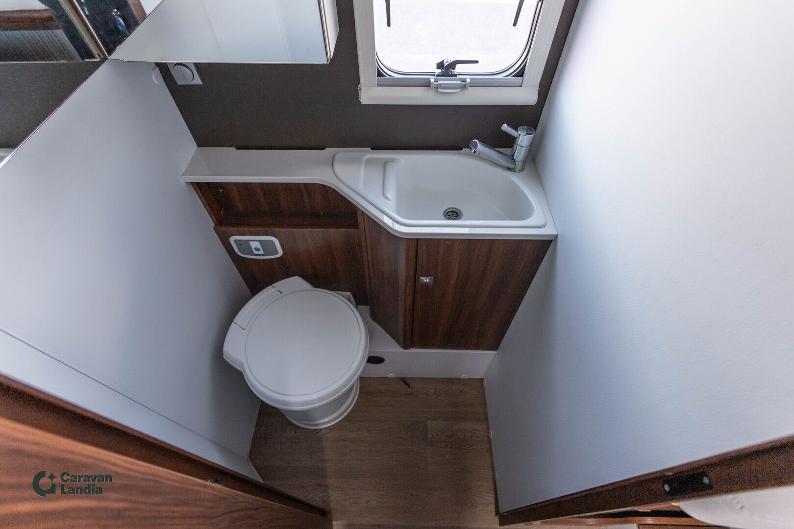 Adria Matrix 670 SL Axess 2.0 BlueHDi 130hv ** TRUMA, ERILLISVUOTEET, SÄHKÖ-HUBBET, 5-HLÖ, B-KORTTI **, kuva 13