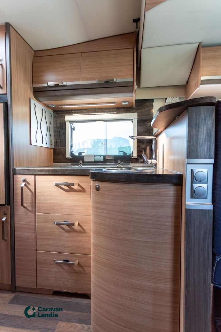 Knaus Sky Wave 700 MEG 2.3 Mjet 150 hv ** JUURI KATSASTETTU, TRUMA, LASKUVUODE, ERILLISVUOTEET, VAKKARI **, kuva 10