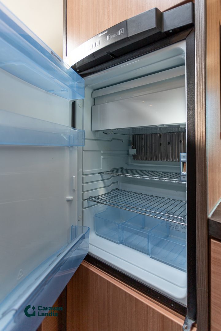 Knaus Sky Wave 700 MEG 2.3 Mjet 150 hv ** JUURI KATSASTETTU, TRUMA, LASKUVUODE, ERILLISVUOTEET, VAKKARI **, kuva 12