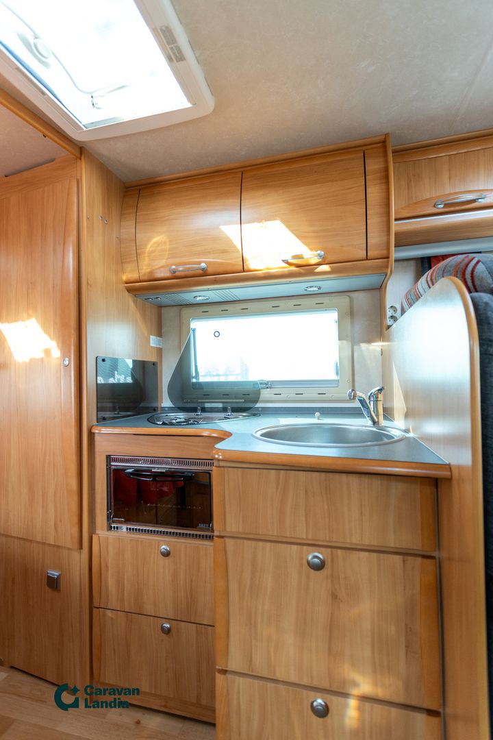 Adria Izola S687 SP 2.5 dCi 150hv ** TRUMA (KAASU/SÄHKÖ), PITKITTÄINEN-PARIVUODE, OHJAAMOILMASTOINTI **, kuva 10