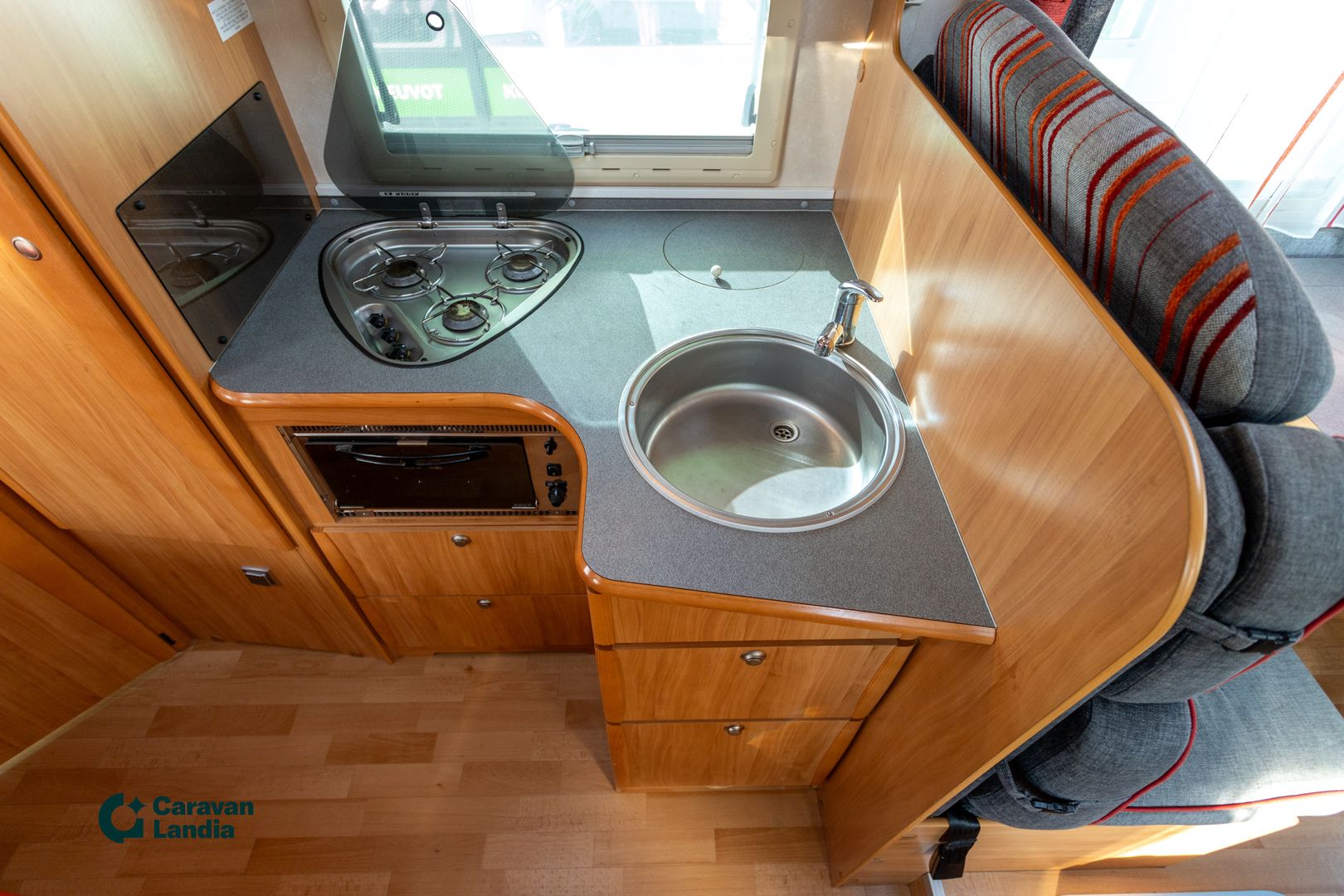 Adria Izola S687 SP 2.5 dCi 150hv ** TRUMA (KAASU/SÄHKÖ), PITKITTÄINEN-PARIVUODE, OHJAAMOILMASTOINTI **, kuva 11