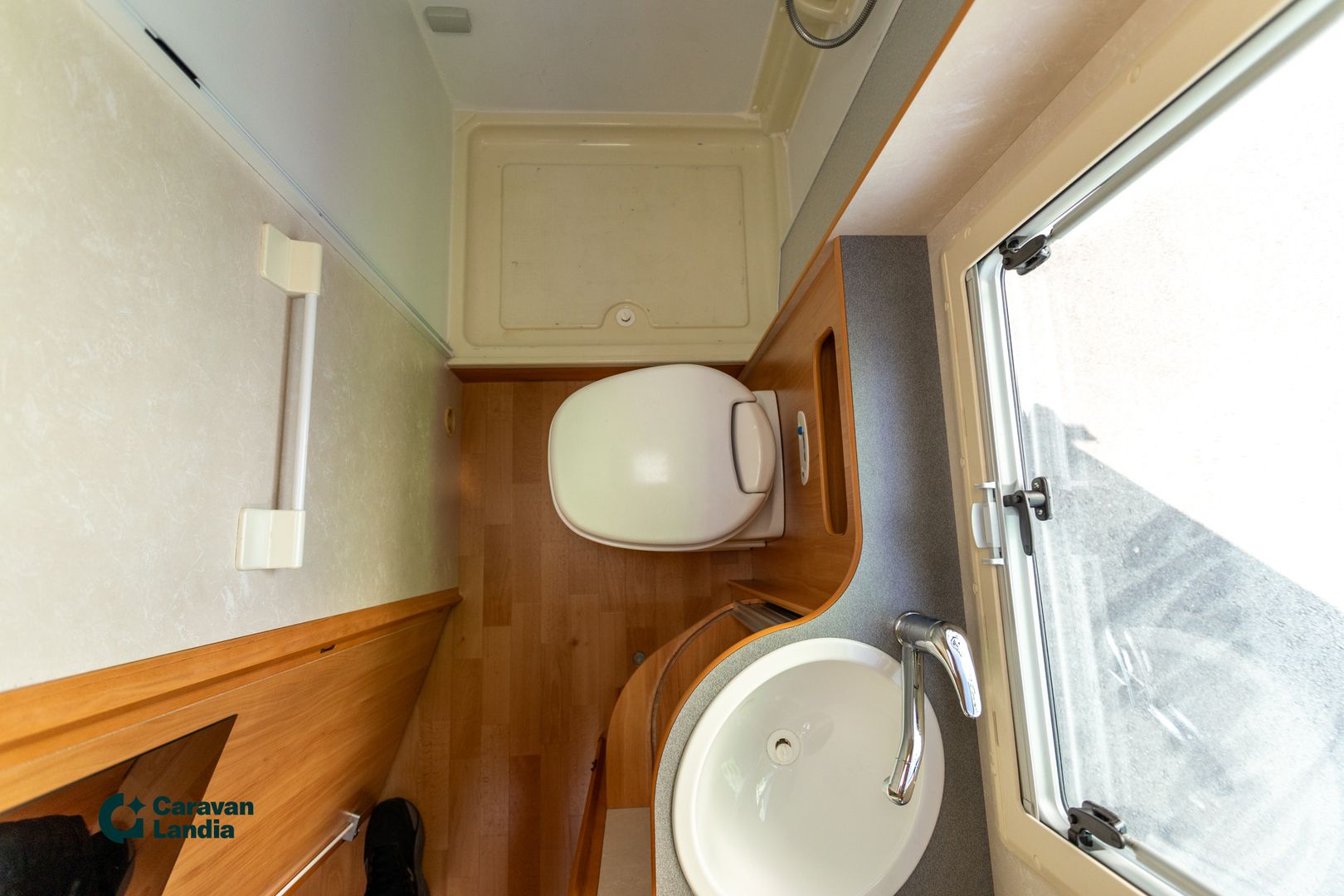 Adria Izola S687 SP 2.5 dCi 150hv ** TRUMA (KAASU/SÄHKÖ), PITKITTÄINEN-PARIVUODE, OHJAAMOILMASTOINTI **, kuva 15