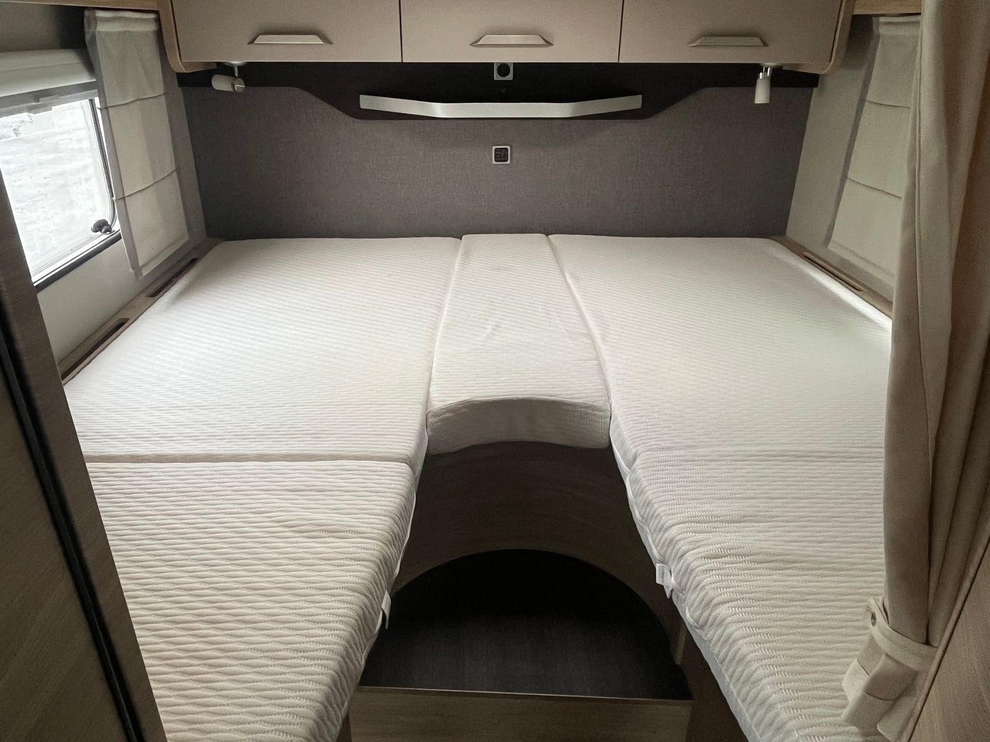 Knaus Platinum 650 TI 4x4 ** JUURI TULLUT, TRUMA-SÄHKÖPATRUUNA, AURINKOPANEELI, 180hv **, kuva 6