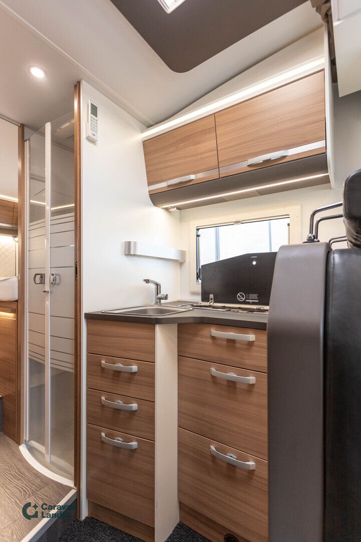 Adria Matrix 670 SL Axess 2.2 HDi 140hv ** TRUMA-SÄHKÖPATRUUNA, ERILLISVUOTEET, 2 X ILMASTOINTI, SÄHKÖ-HUBBET **, kuva 12