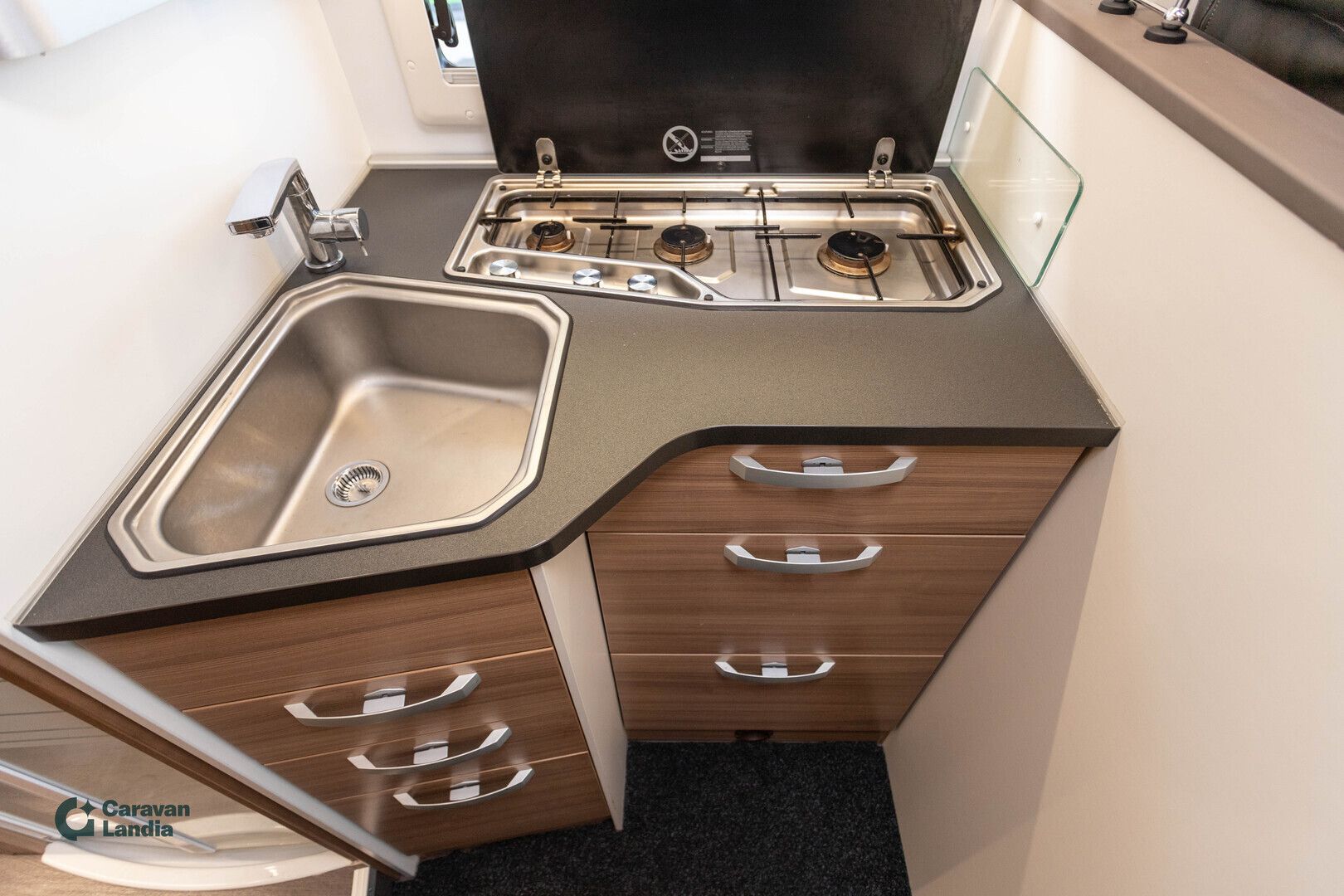 Adria Matrix 670 SL Axess 2.2 HDi 140hv ** TRUMA-SÄHKÖPATRUUNA, ERILLISVUOTEET, 2 X ILMASTOINTI, SÄHKÖ-HUBBET **, kuva 13