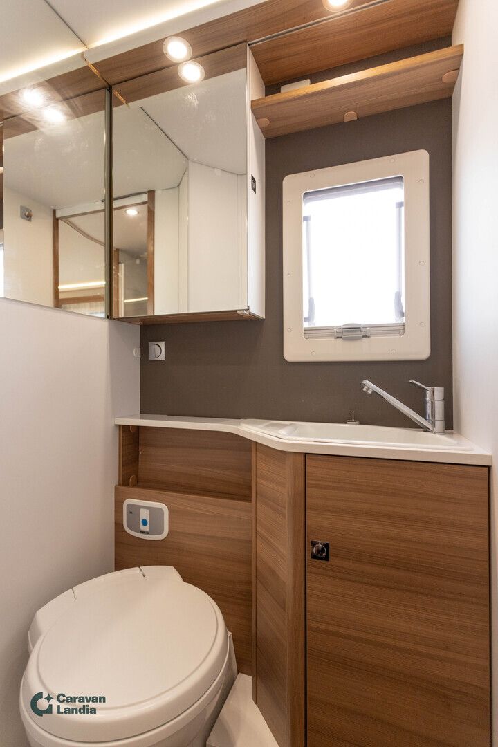 Adria Matrix 670 SL Axess 2.2 HDi 140hv ** TRUMA-SÄHKÖPATRUUNA, ERILLISVUOTEET, 2 X ILMASTOINTI, SÄHKÖ-HUBBET **, kuva 17