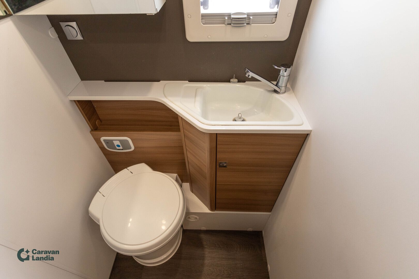 Adria Matrix 670 SL Axess 2.2 HDi 140hv ** TRUMA-SÄHKÖPATRUUNA, ERILLISVUOTEET, 2 X ILMASTOINTI, SÄHKÖ-HUBBET **, kuva 18