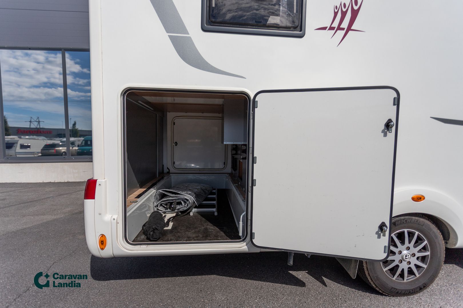 Rapido 866F 2.3 140hv ** 9-VAIHTEINEN AUTOMAATTI, TRUMA(KAASU/SÄHKÖ), ERILLISVUOTEET, HUBBET-LASKUVUODE **, kuva 28