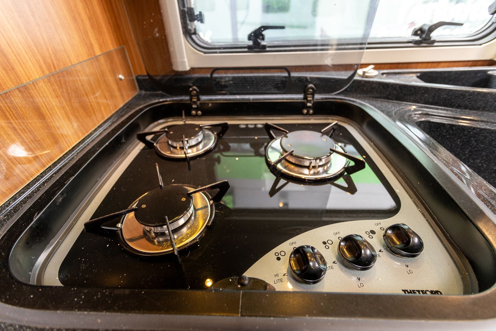 Dethleffs Globetrotter XLI 3.0 Mjet 180 hv ** WEBASTO, AUTOMAATTI, GENERAATTORI, SAAREKEVUODE **, kuva 13